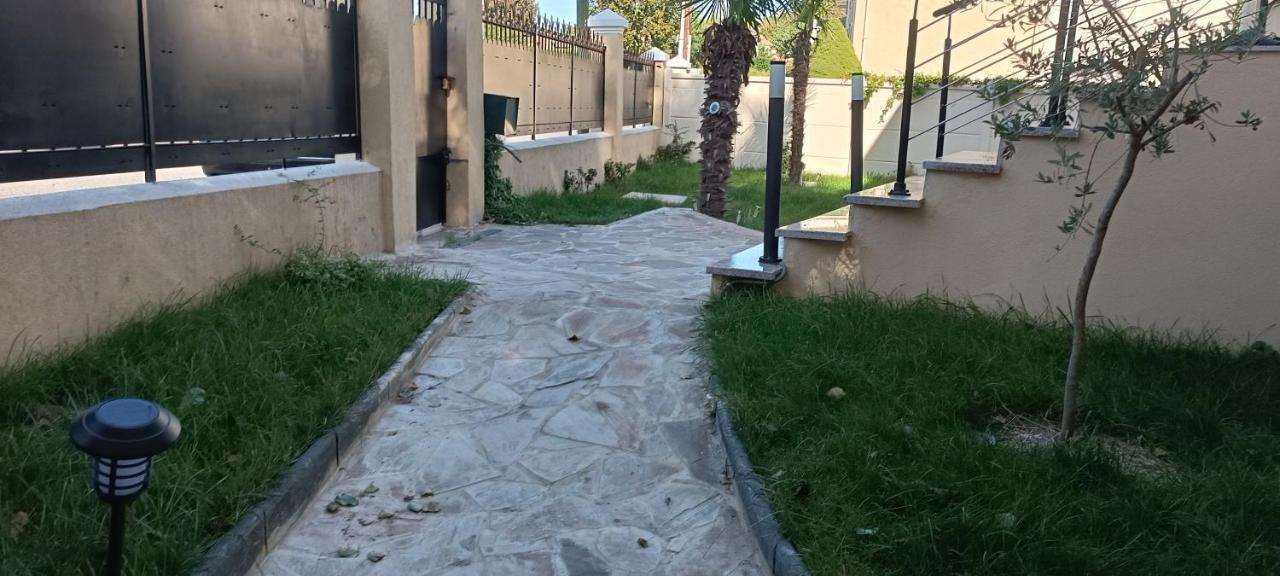 Maison Elegante Et Spacieuse Écouen Exteriör bild